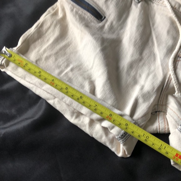 Roxy mid rise  beige denim shorts. Navy accent zipper and stitching - Picture 6 of 7